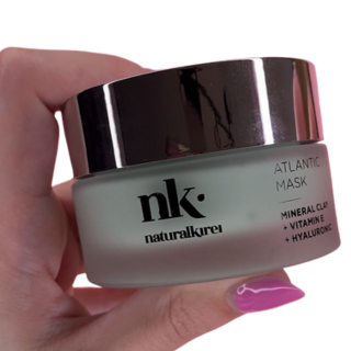 Purifica, hidrata y renueva tu piel con esta mascarilla rica en minerales del Atlántico. Ayuda a reducir poros, controlar el exceso de grasa y dejar el rostro visiblemente más luminoso.