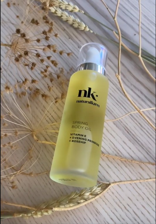 Siente la frescura de la primavera en tu piel. Este aceite corporal 100% natural hidrata profundamente, deja un acabado sedoso y un suave aroma floral. Ideal para piel seca, masajes o rituales de autocuidado.
